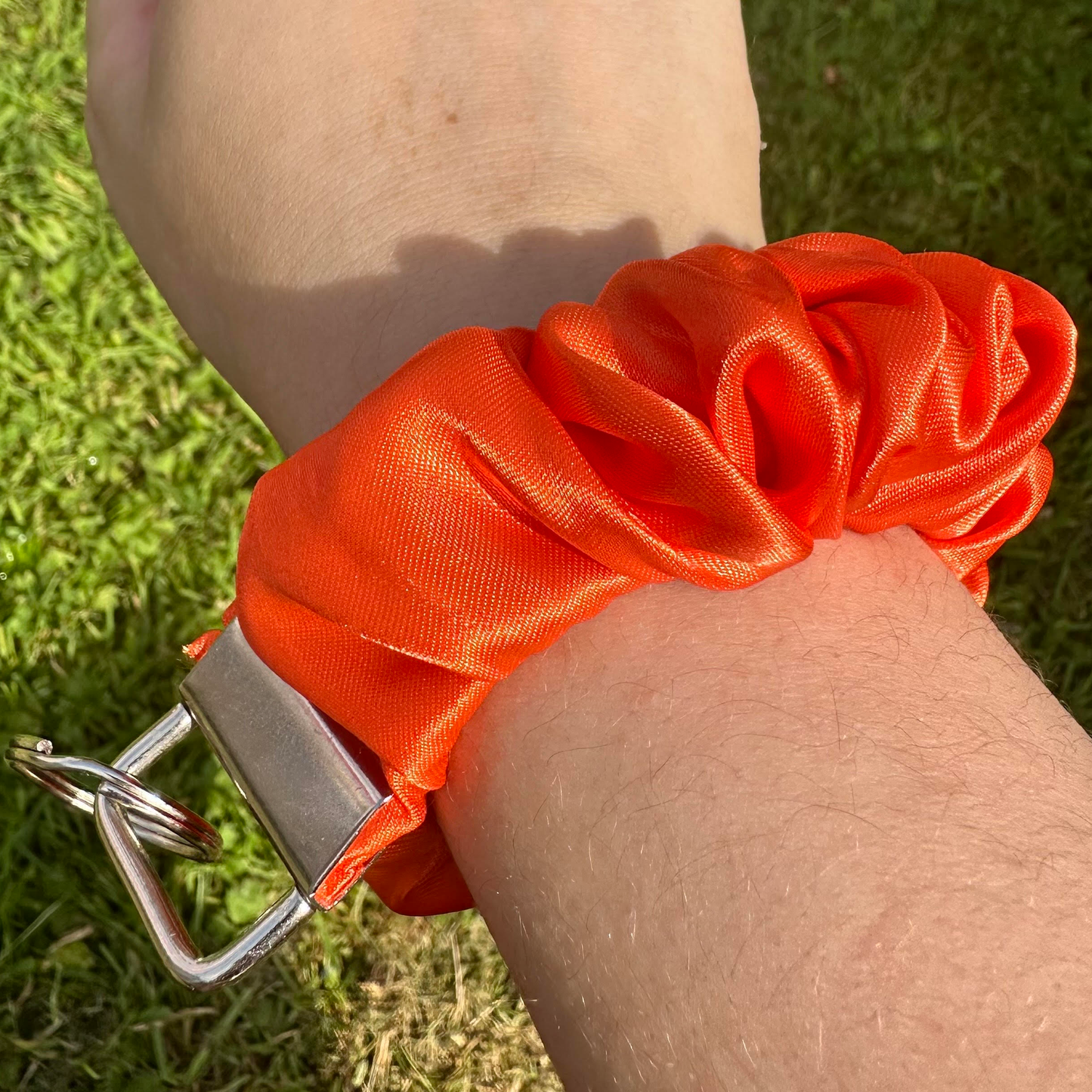 SATIN SCRUNCHIE KEYCHAIN